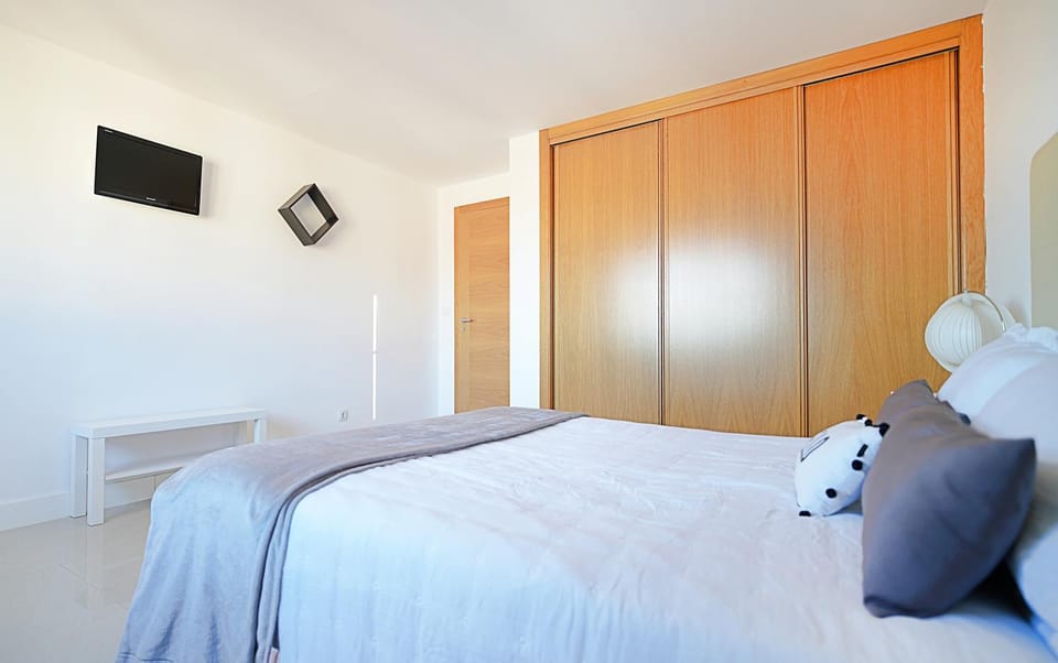Bed, TV and multimedia, Photo of the whole room, Bedroom, wardrobe