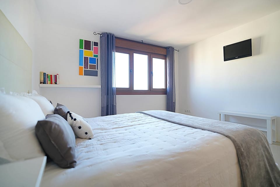 Bed, TV and multimedia, Photo of the whole room, Bedroom