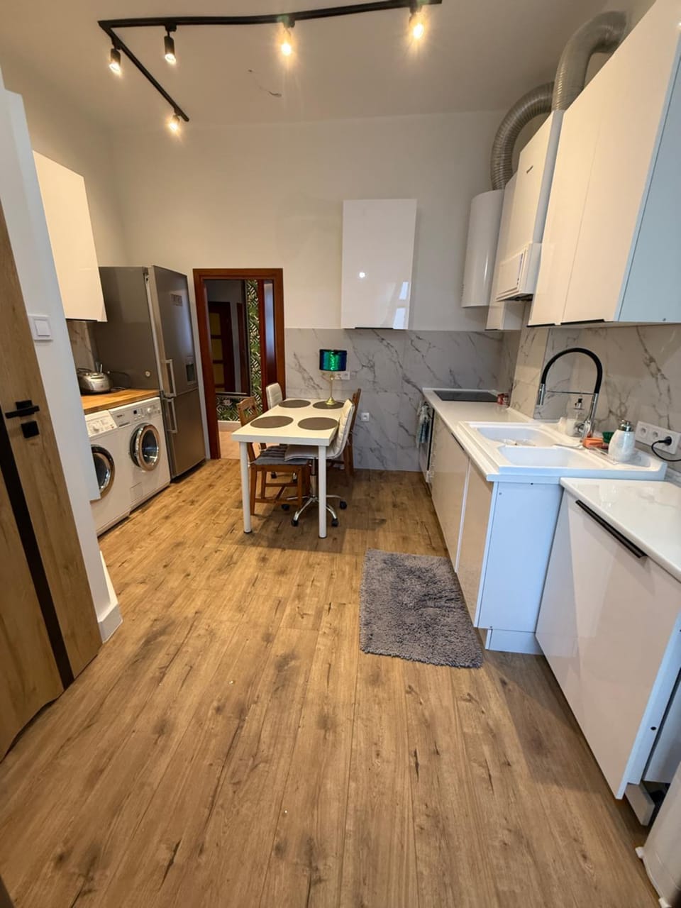 Kitchen or kitchenette, Dining area, dishwasher, oven, pet friendly, stove, washing machine