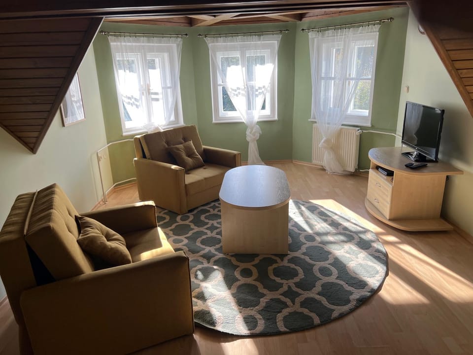Communal lounge/ TV room, TV and multimedia, Living room, Seating area, Evening entertainment