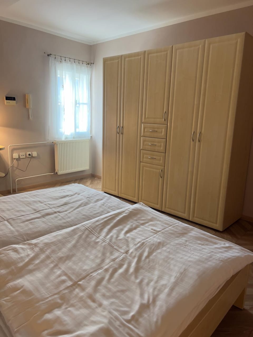 Photo of the whole room, Bedroom, wardrobe