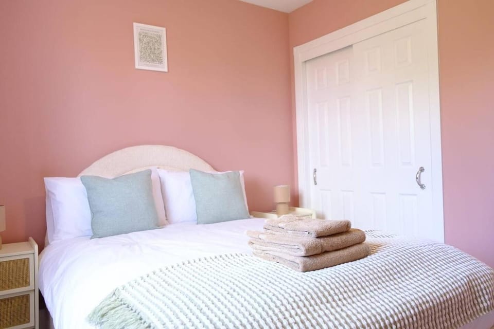 Haydon Stays Swindon 5Bed sleeps 9 House in Swindon