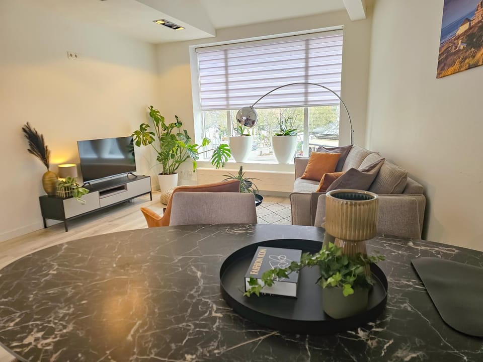 TV and multimedia, Seating area, Dining area