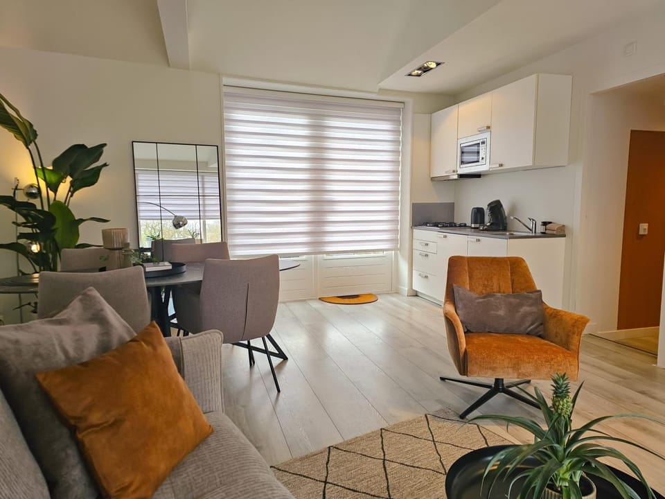 Kitchen or kitchenette, Seating area, Dining area