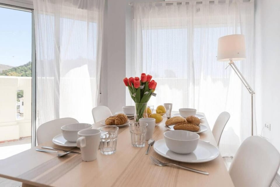 Living room, Food and drinks, Seating area, Dining area