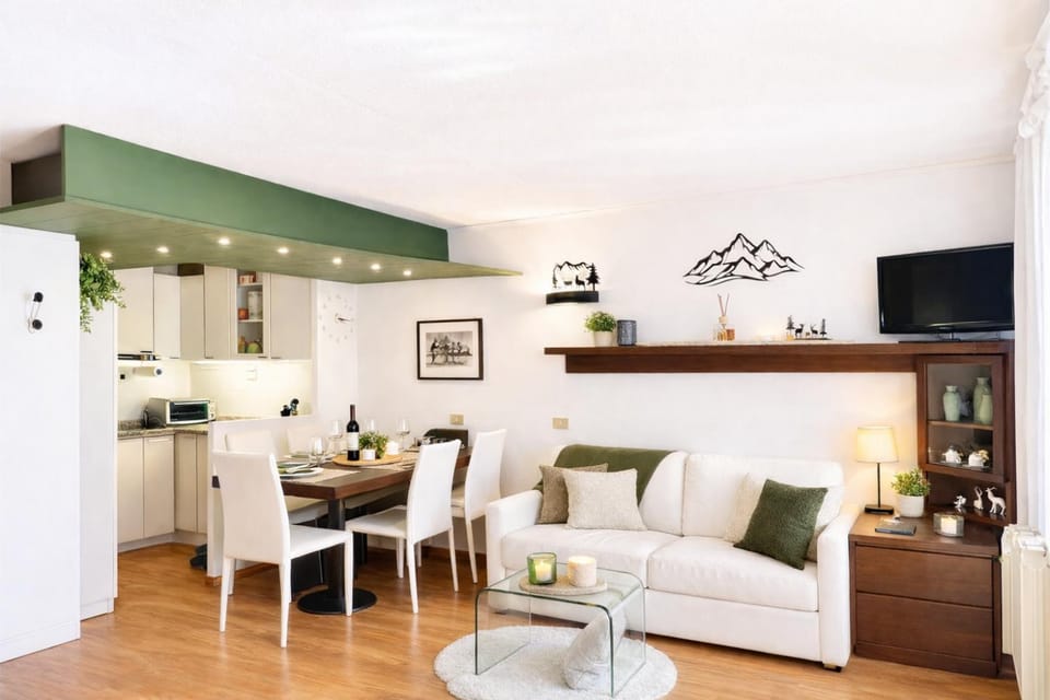 TV and multimedia, Seating area, Dining area