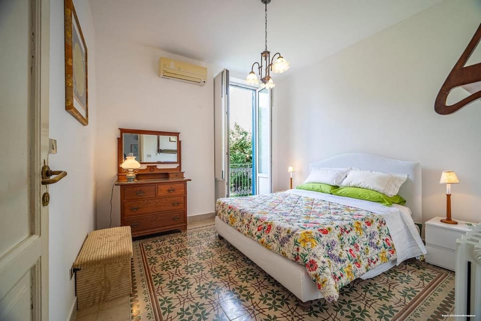 Bed, Photo of the whole room, Bedroom, air conditioner