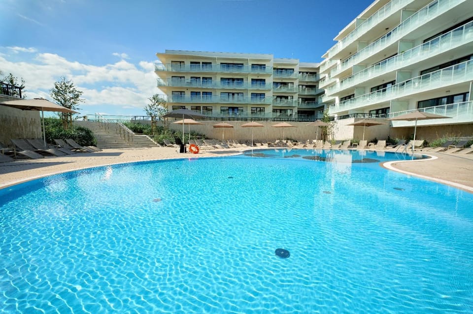 Property building, Day, Pool view, Swimming pool, Swimming pool, sunbed