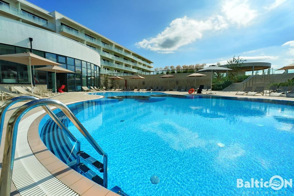 Property building, Day, Pool view, Swimming pool, Swimming pool, sunbed