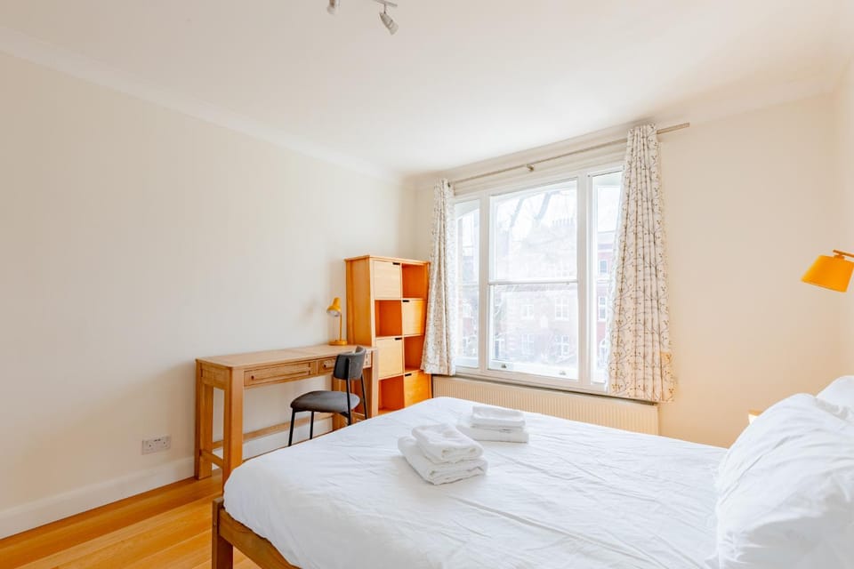 Contemporary Chic 3BD Home Near Little Venice Apartment in City of Westminster