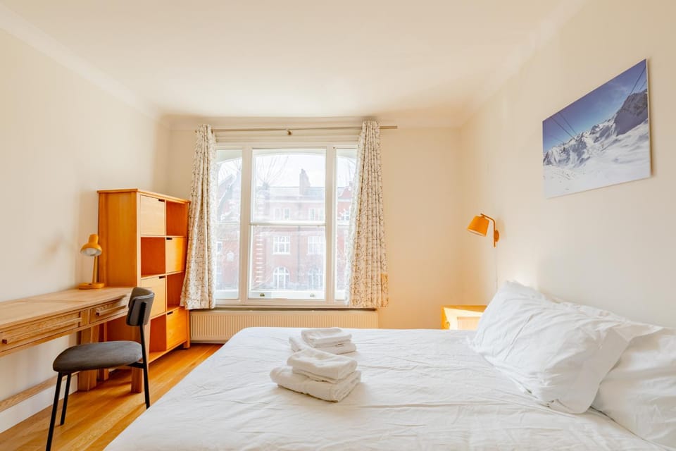 Contemporary Chic 3BD Home Near Little Venice Apartment in City of Westminster