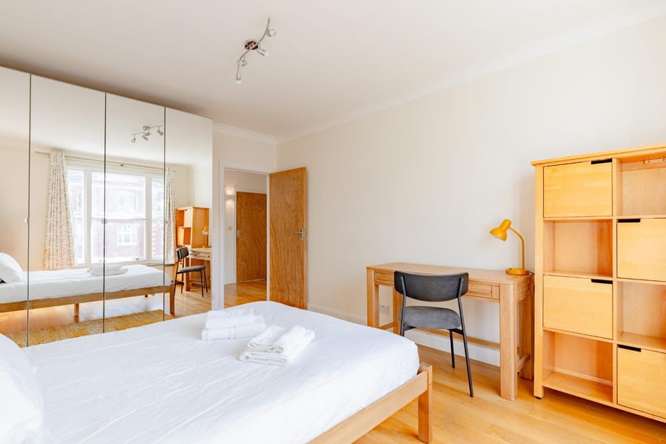 Contemporary Chic 3BD Home Near Little Venice Apartment in City of Westminster