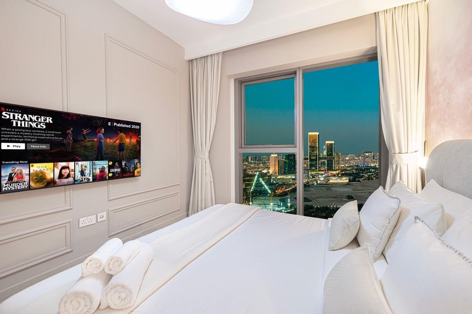 Bed, TV and multimedia, View (from property/room), Bedroom