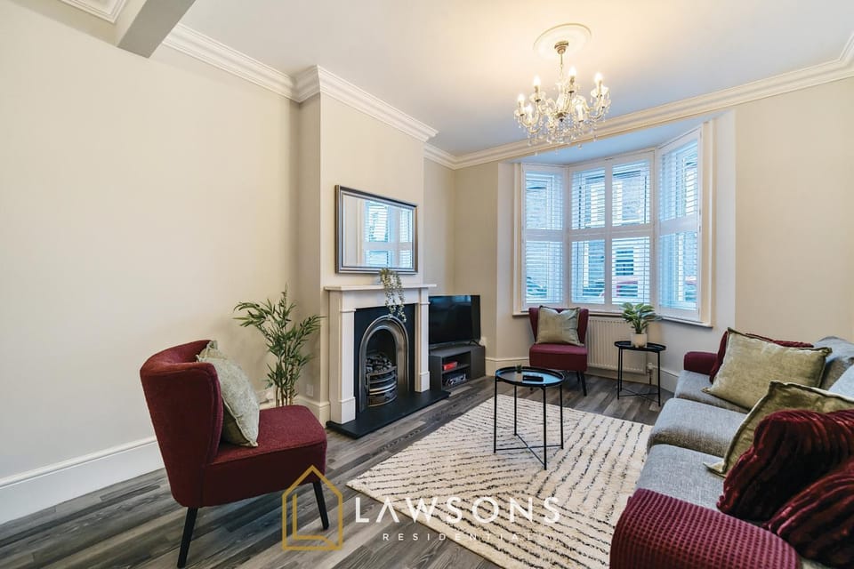 Large 4BR Home, 2 Baths, Castle Views House in Windsor