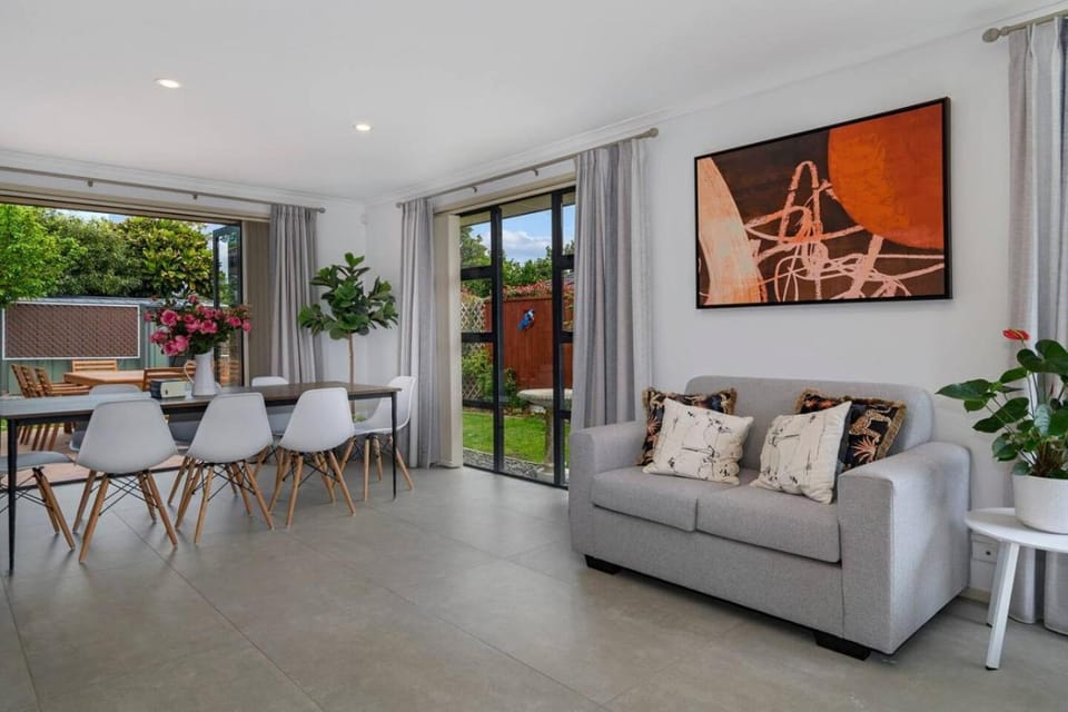 A Beach Hive at Papamoa Beach - 4 bedrooms House in Bay Of Plenty