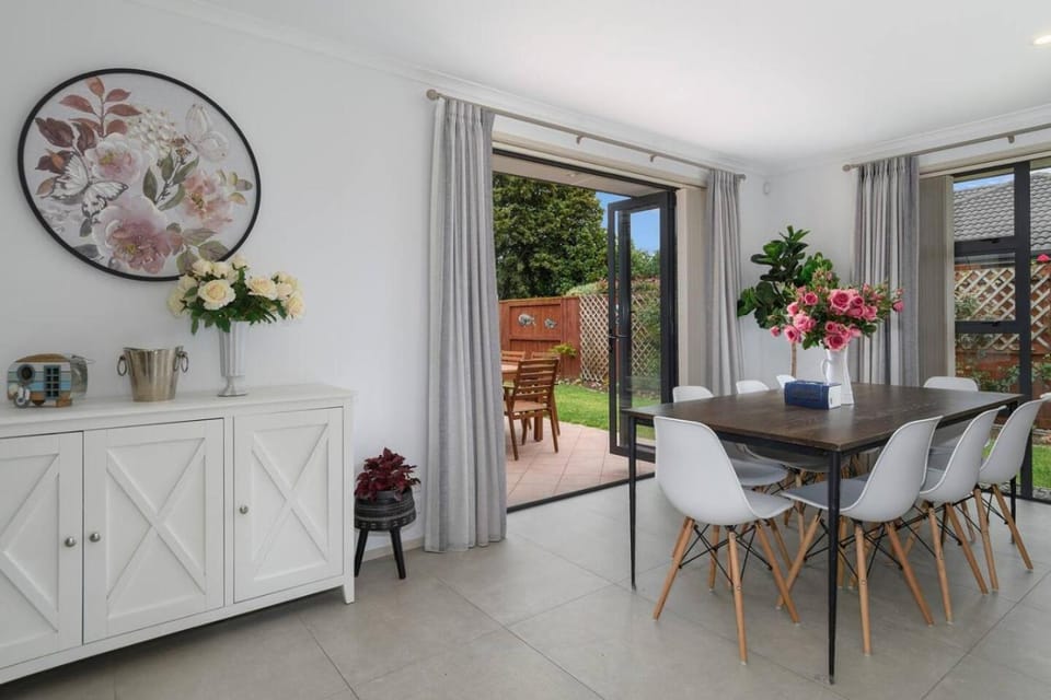 A Beach Hive at Papamoa Beach - 4 bedrooms House in Bay Of Plenty