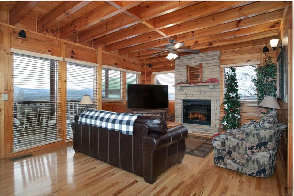 Valley View Cabin View Hot Tub Fireplace Grill Cabin in Sevier County