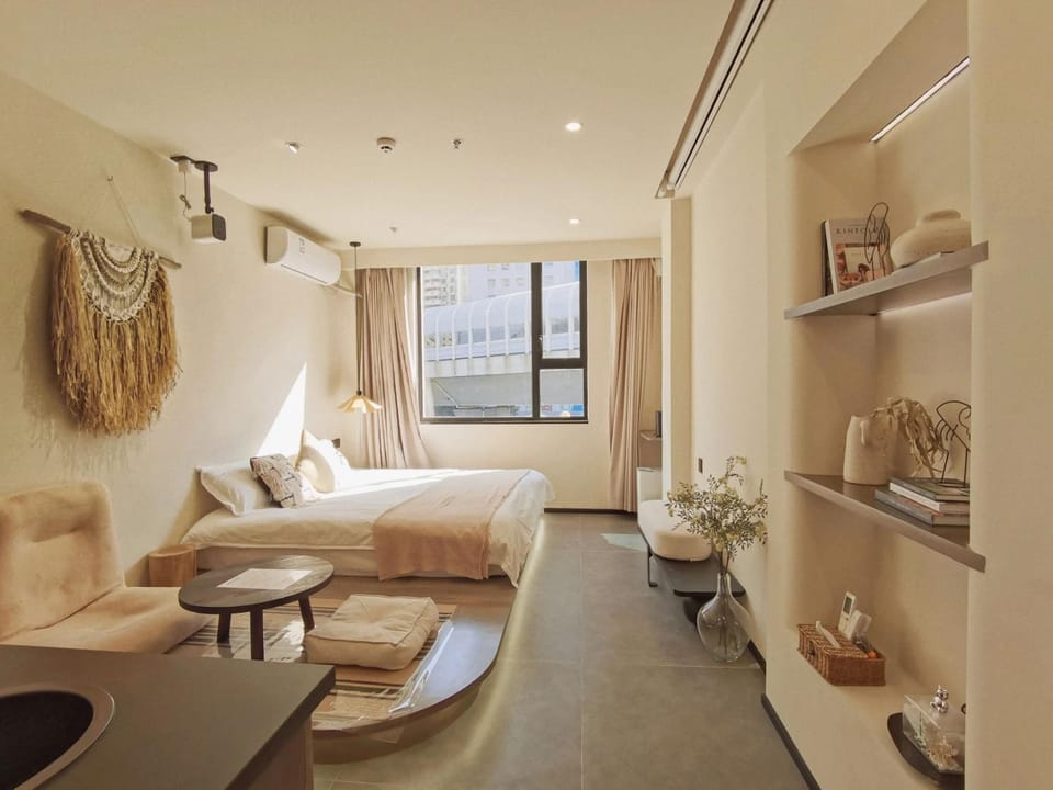 Bed, Photo of the whole room, Seating area, Bedroom