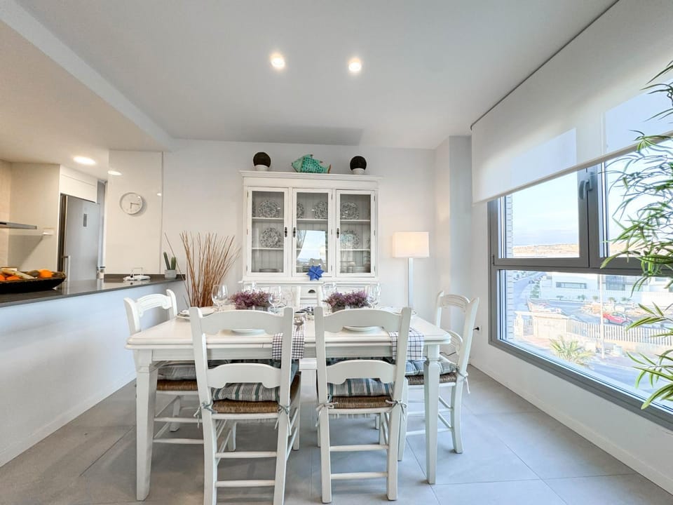 Kitchen or kitchenette, Dining area
