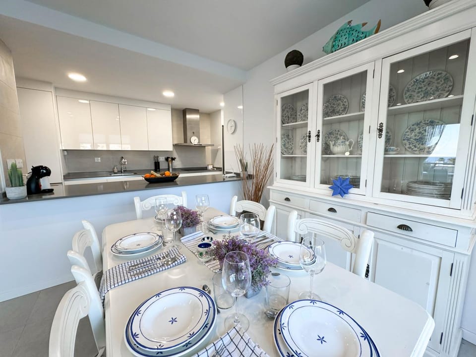Kitchen or kitchenette, Dining area, dishwasher, stove