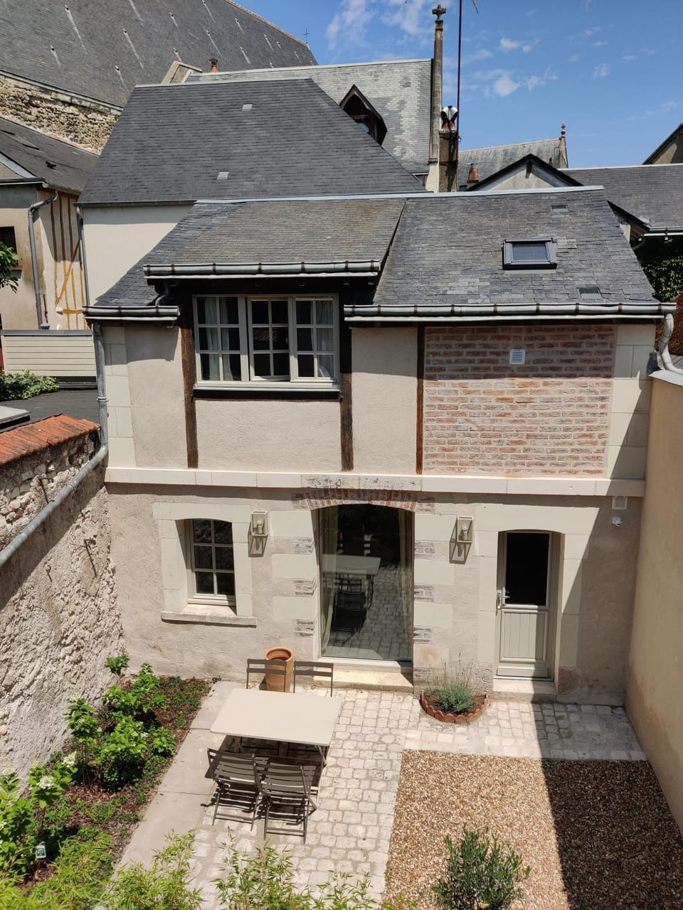 Property building, Patio, Facade/entrance, Day, Garden, Dining area, Landmark view, Inner courtyard view