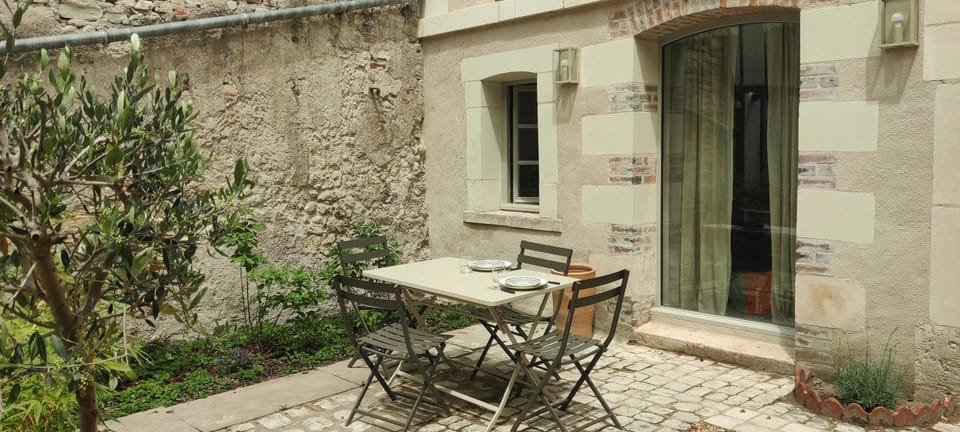 Patio, Day, Meals, Inner courtyard view