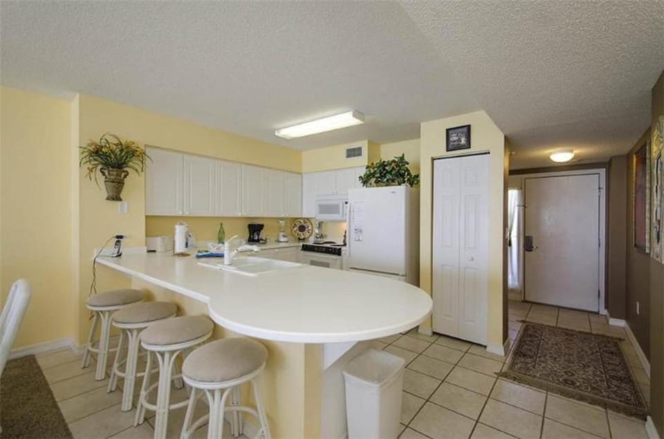 Coffee/tea facilities, Kitchen or kitchenette, Dining area, oven, stove