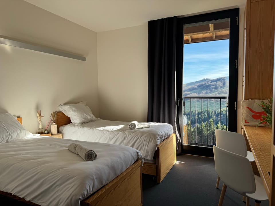 Bedroom, Mountain view