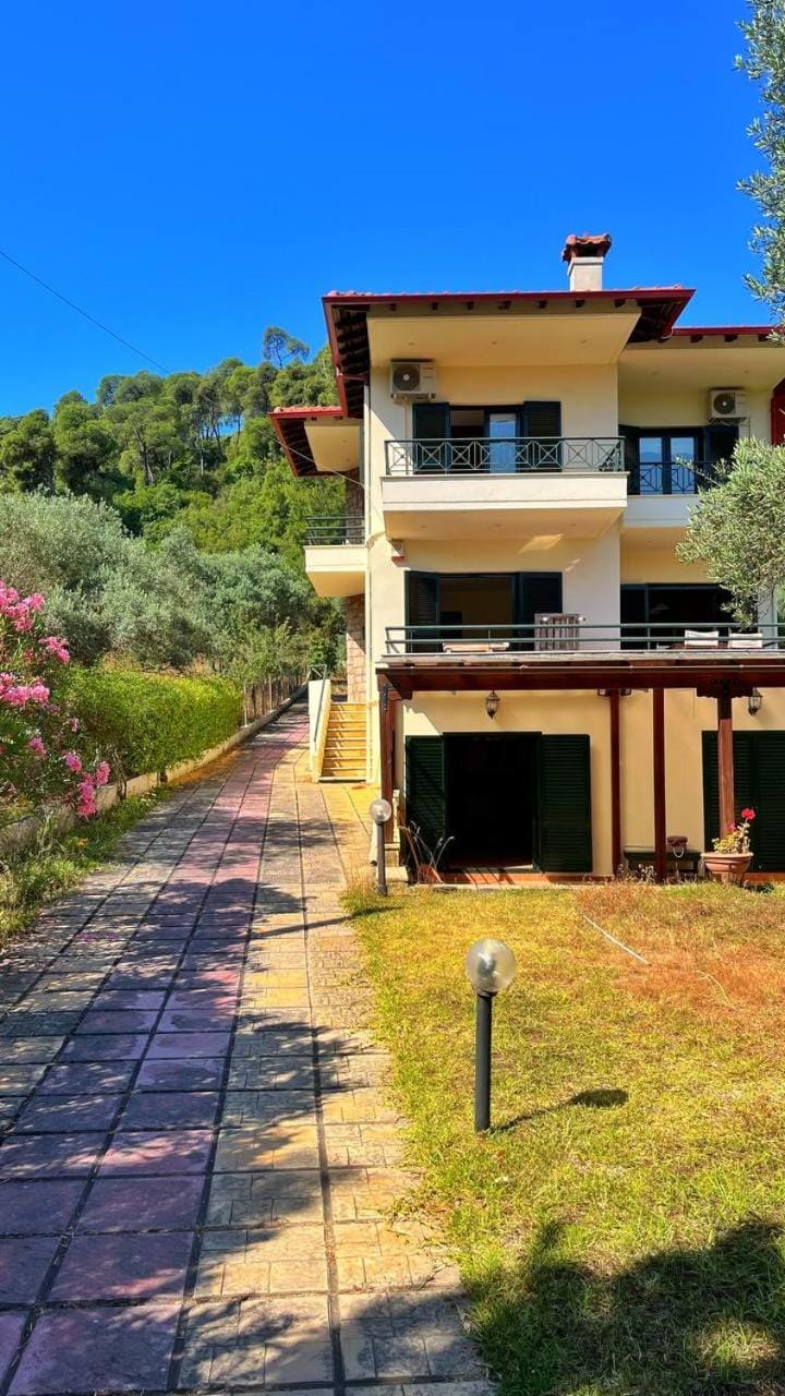 Property building, Spring, Day, Natural landscape, Garden, Garden view