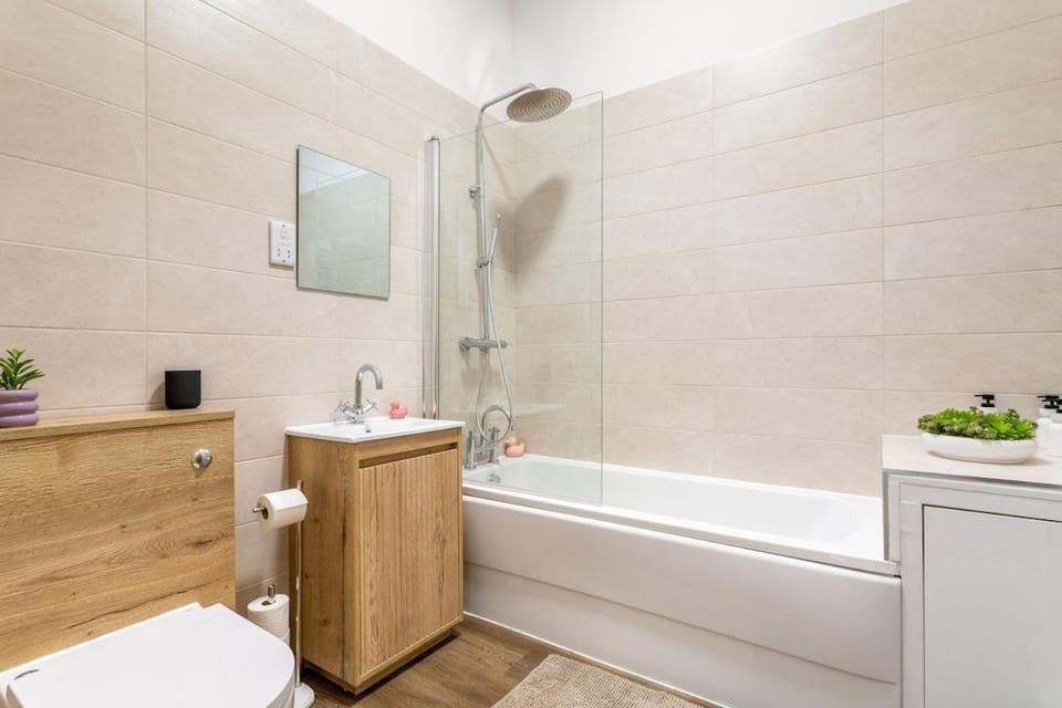Shower, Toilet, Bathroom, Bath, towels