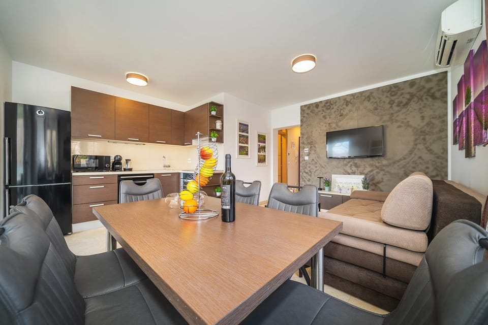 Kitchen or kitchenette, Living room