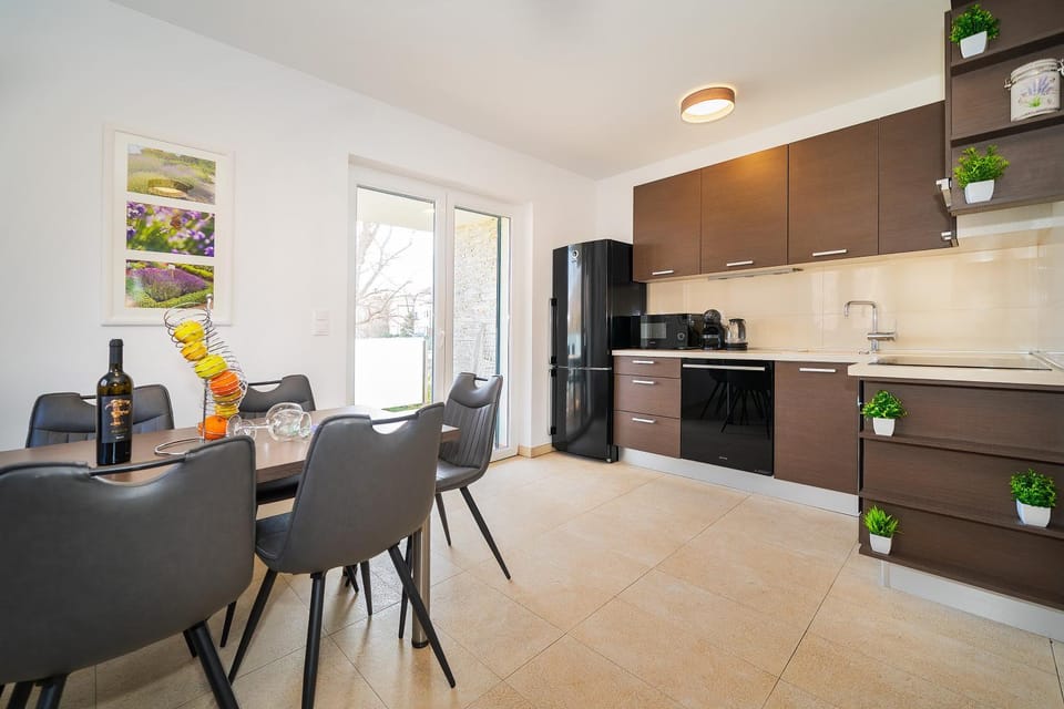 Kitchen or kitchenette, Dining area