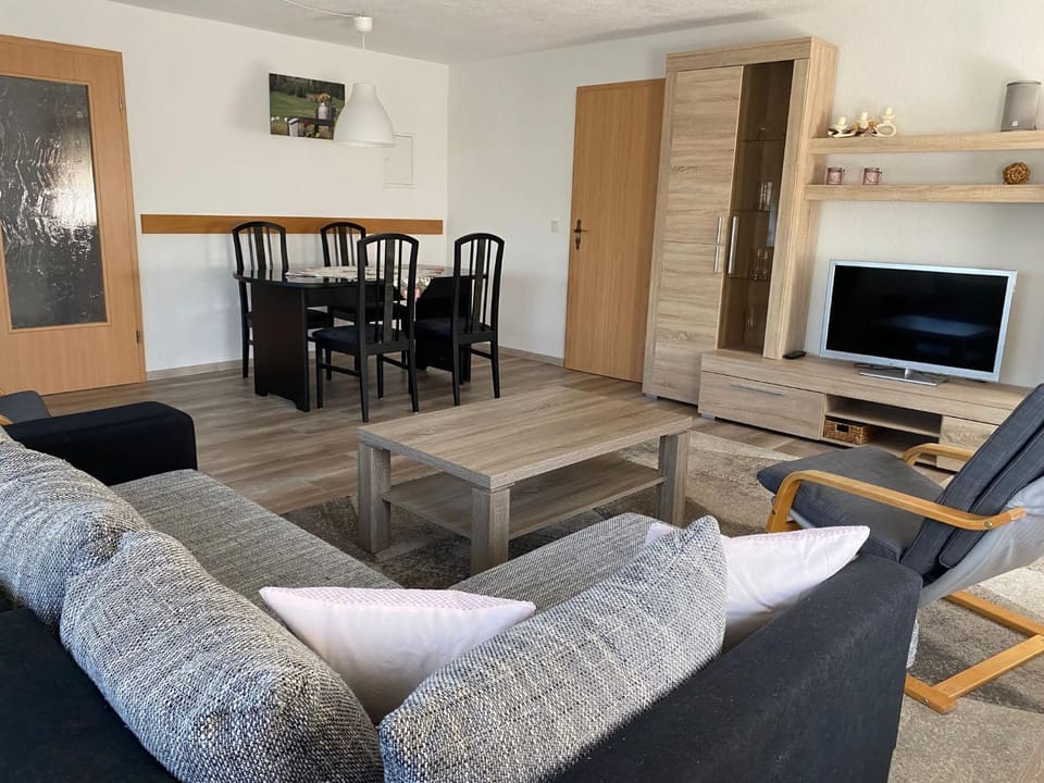 TV and multimedia, Living room, Seating area, Dining area