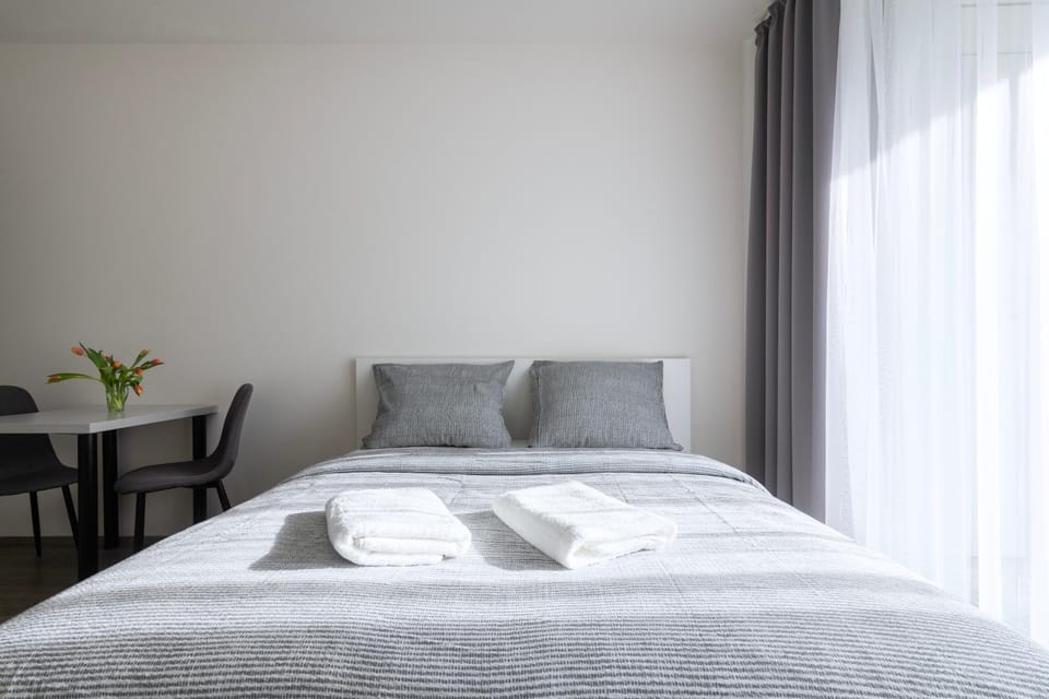 Bed, Bedroom, towels