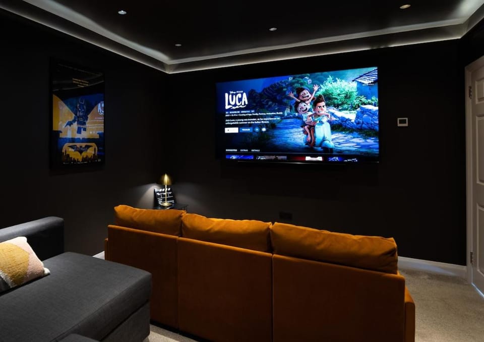Hot tub, games room & cinema in Bournemouth, excellent ratings on other sites House in Poole