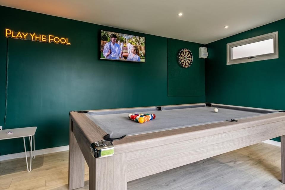 Hot tub, games room & cinema in Bournemouth, excellent ratings on other sites House in Poole