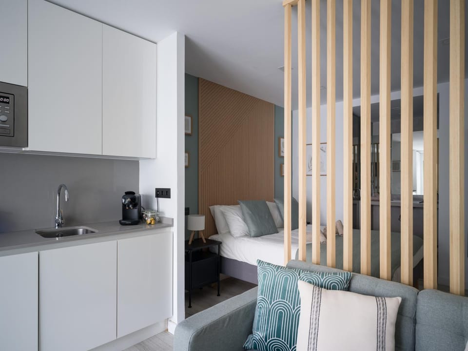 Bed, Coffee/tea facilities, Decorative detail, microwave