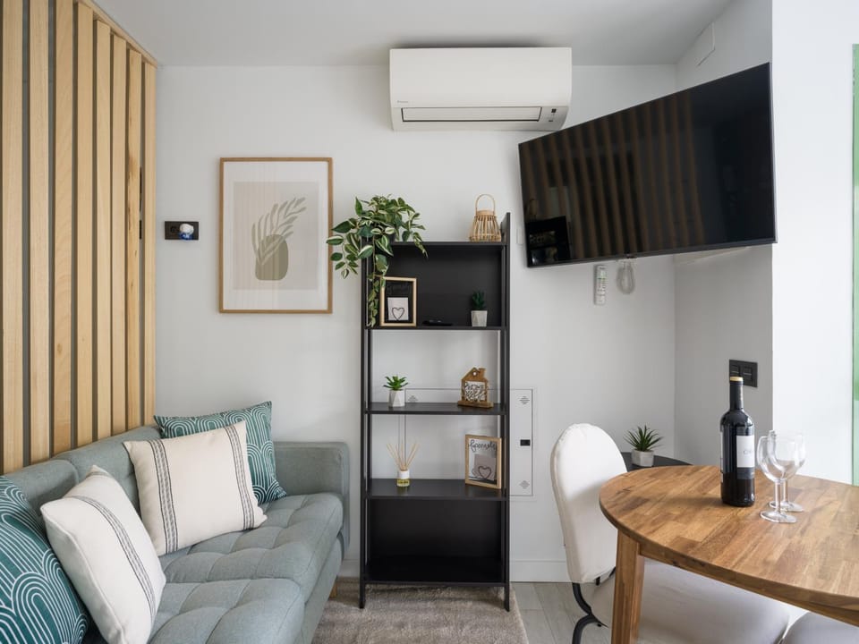 TV and multimedia, Living room, Seating area, Dining area, air conditioner