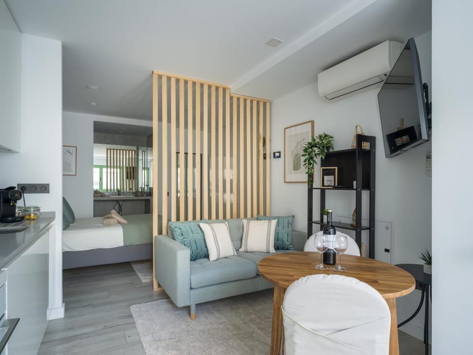 Bed, TV and multimedia, Coffee/tea facilities, Living room, Dining area, air conditioner