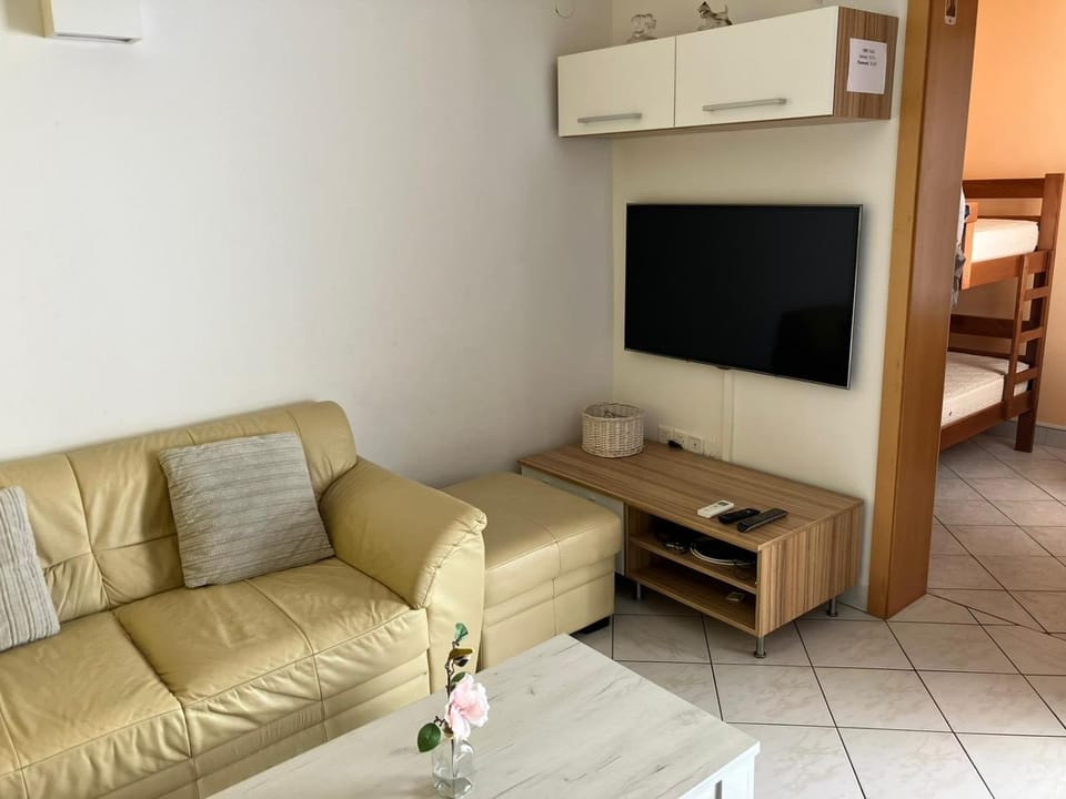Bed, TV and multimedia, Living room, Seating area