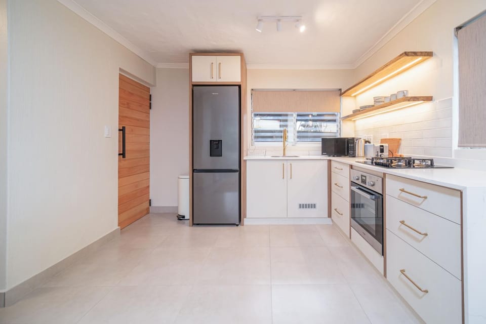 Kitchen or kitchenette, minibar, oven, stove, toaster