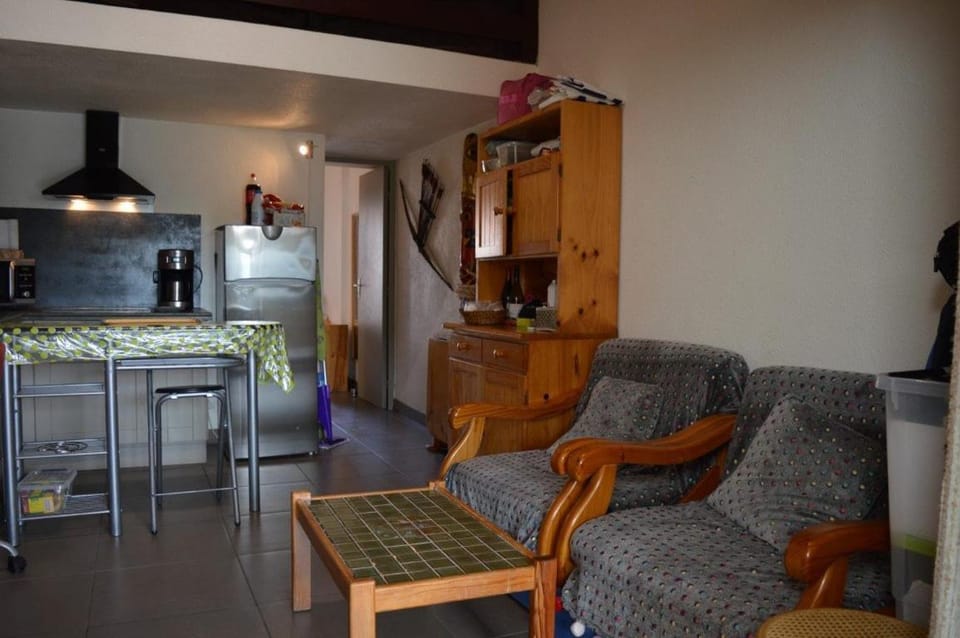 Kitchen or kitchenette, Living room, Seating area, Dining area, minibar, stove