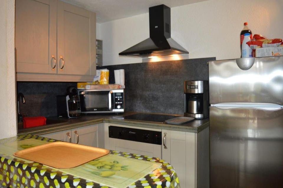 Kitchen or kitchenette, minibar, stove