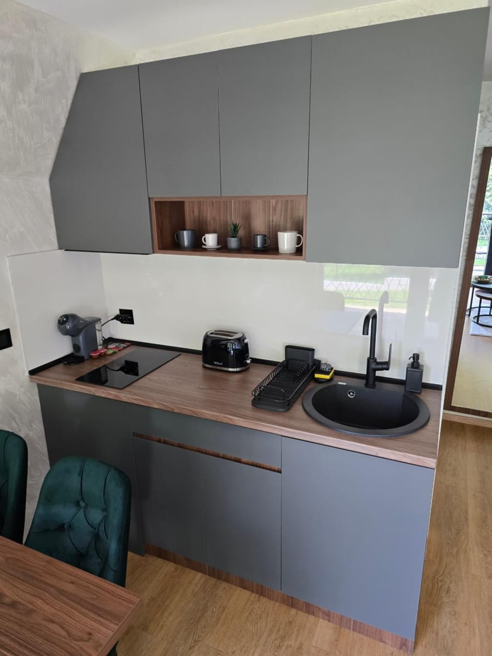 Coffee/tea facilities, stove, toaster, kitchen