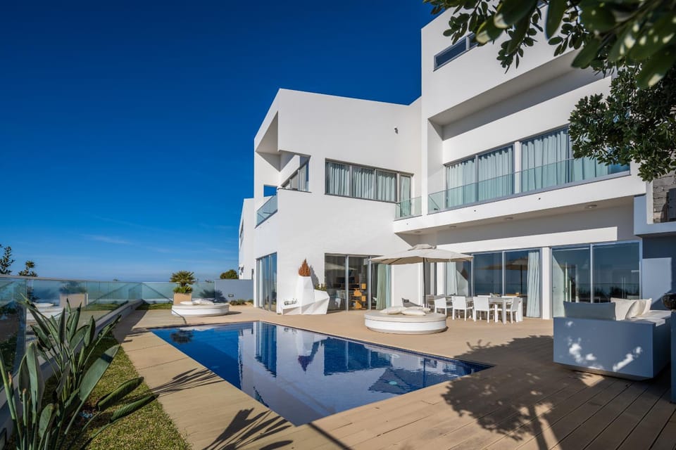 Property building, Natural landscape, Balcony/Terrace, Swimming pool
