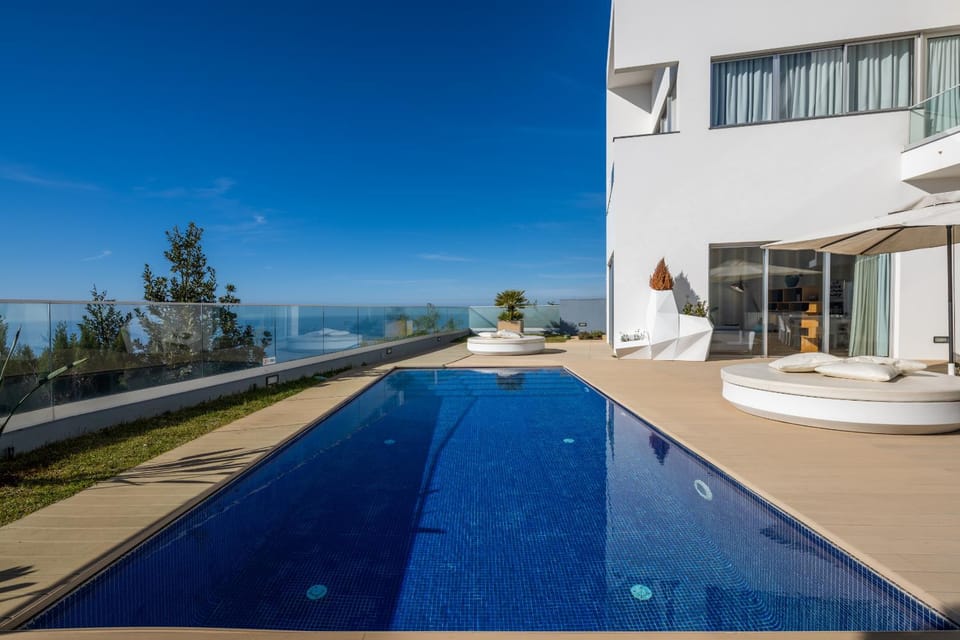 Property building, Natural landscape, Balcony/Terrace, Swimming pool
