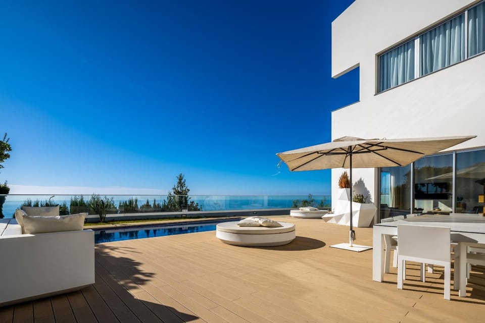 Property building, Natural landscape, Balcony/Terrace, Sea view, Swimming pool, sunbed