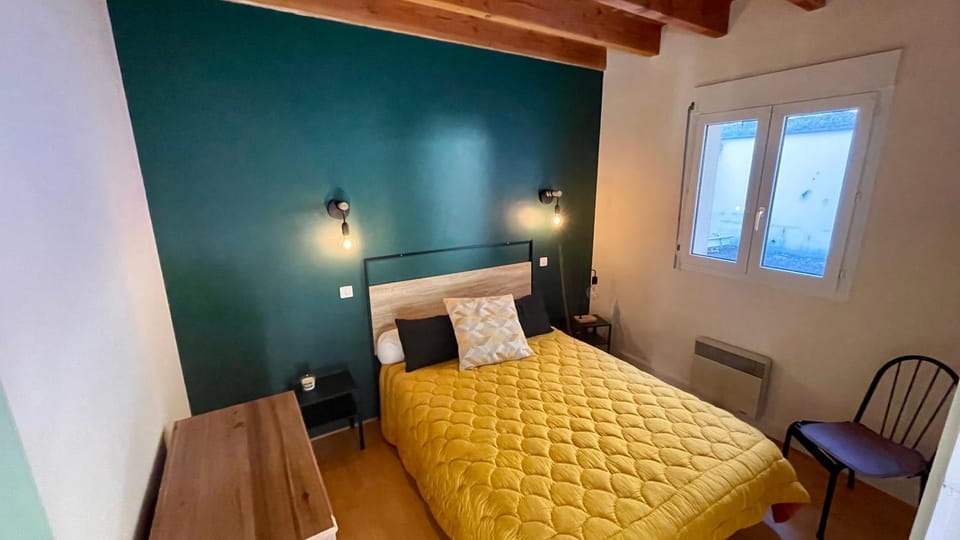 Bed, Photo of the whole room, Bedroom