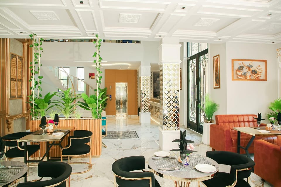 Restaurant/places to eat, Restaurant/places to eat, Seating area