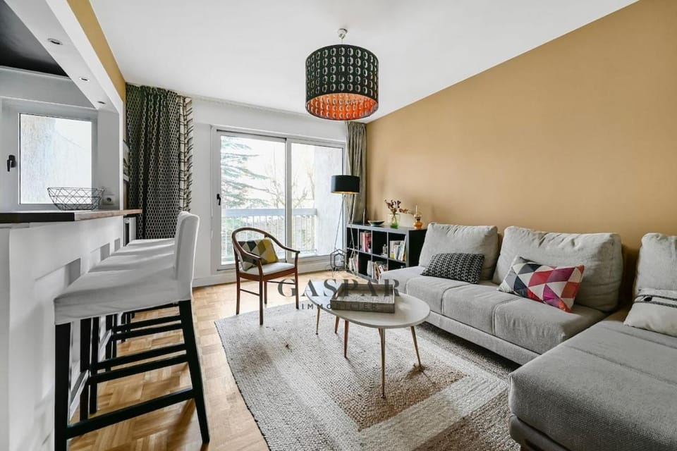 Gaspar- 2 Rooms with Balcony- Metro Marcel Sembat Apartment in Issy-les-Moulineaux